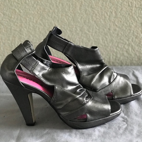 Silver heels - Picture 2 of 4